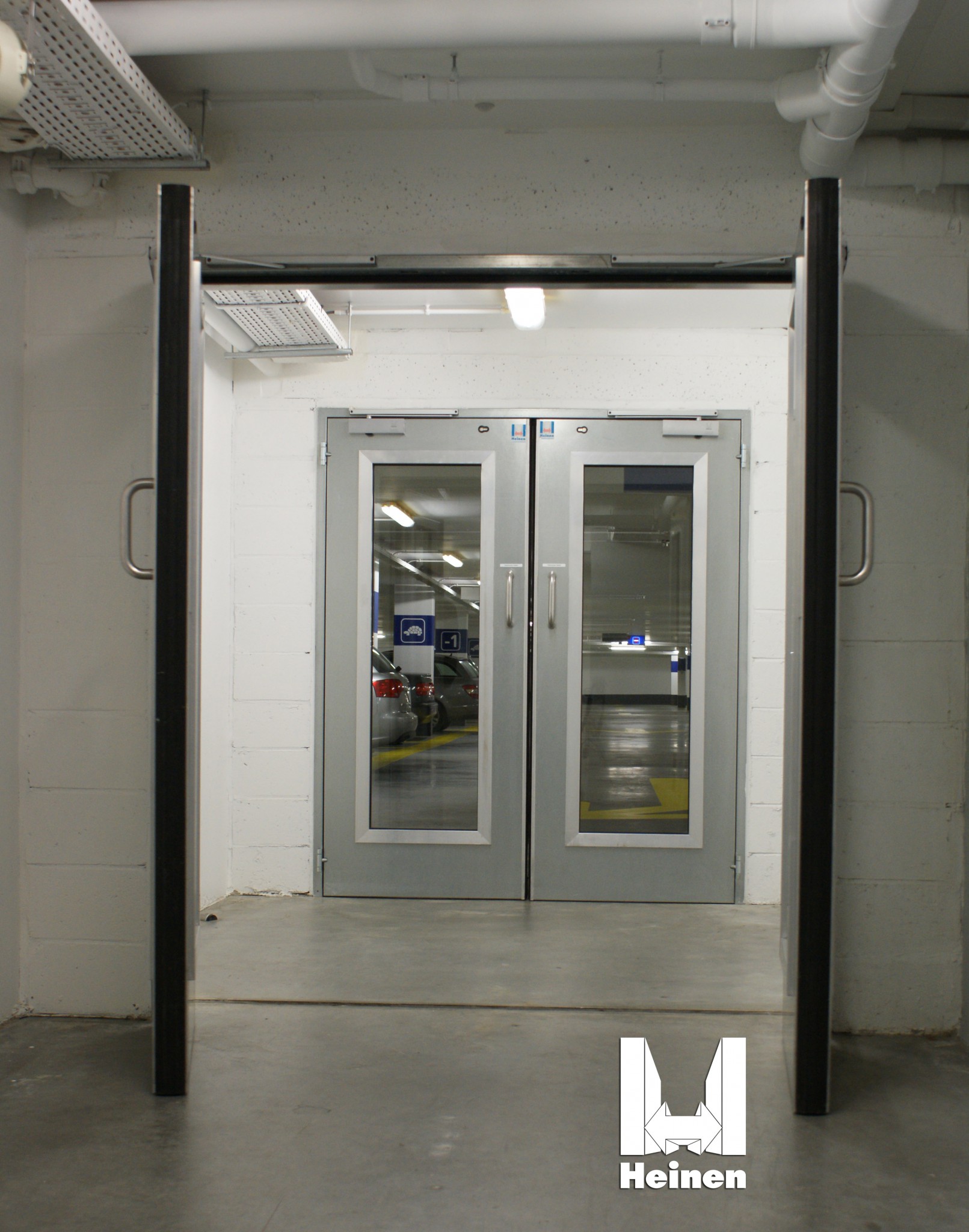 Installation de portes métalliques de type HEINEN métal+, pour entrée de cage d’escalier.